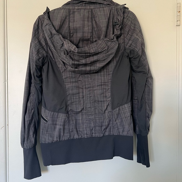 Lululemon Women’s Run Back On Track Jacket. Gray plaid. Size 4 - Picture 7 of 8